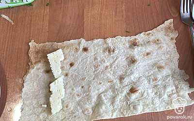 Распределите кусочки сыра.