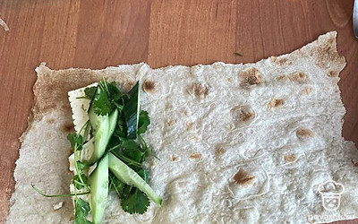 Выложите огурец, нарезанный произвольными кусочками.