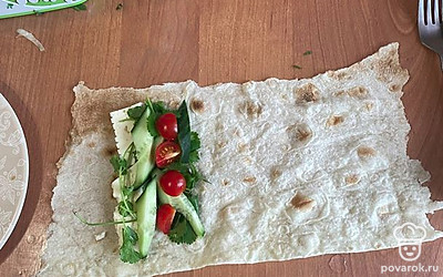 Добавьте черри, посолите по желанию.