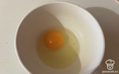 В миску разбейте яйцо. 