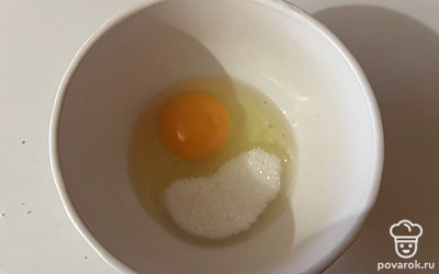 К яйцу добавьте сахар. 