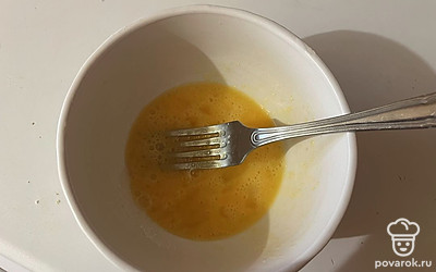 Взбейте яйцо с сахаром вилкой. 