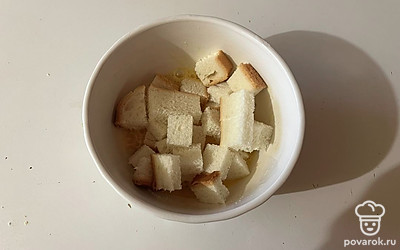 Нарезанный хлеб поместите в миску с яйцом. 