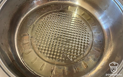 В сковороду влейте растительное масло и поставьте на медленный огонь. 