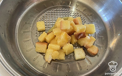 В разогретое масло выложите хлеб в яичной смеси. 