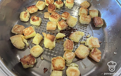 Обжарьте сладкие гренки до золотистой корочки, периодически перемешивая их (примерно 5 минут). 