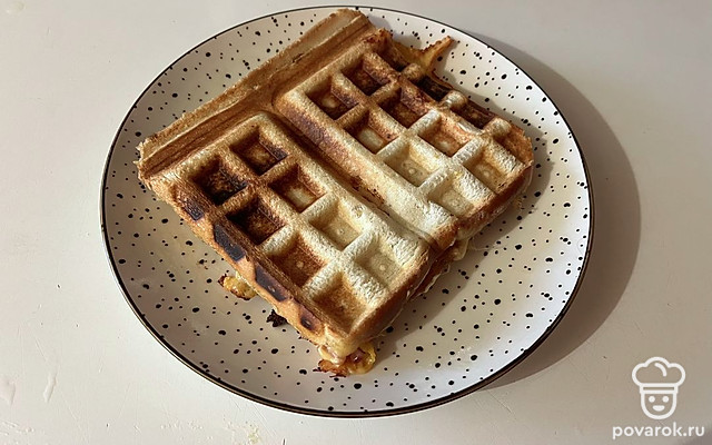 Горячий тост с копченой грудкой в вафельнице — Рецепт с фото