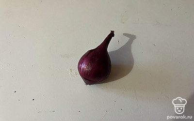 Возьмите небольшую луковицу красного лука. 