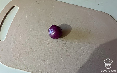 Очистите лук от шелухи. 