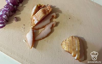 Грудку нарежьте тонкими слайсами. 