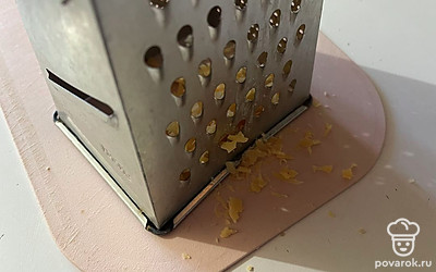 Сыр натрите на крупной терке. 