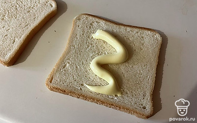 На один ломтик хлеба выложите майонез. 