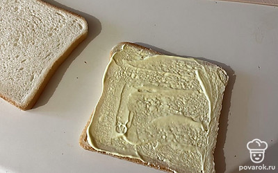 Равномерно распределите его по всему ломтику. 