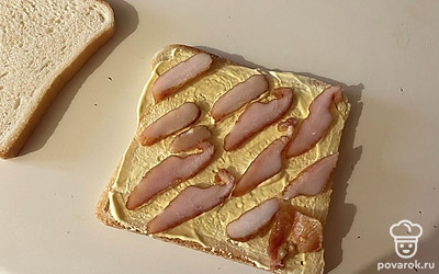 На майонез выложите слайсы грудки. 