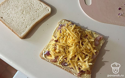 Присыпьте начинку обильно и равномерно тертым сыром. 