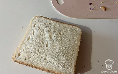 Накройте начинку вторым ломтиком хлеба и слегка придавите. 