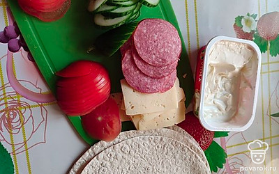 Подготовить все ингредиенты. Сыр, колбасу, помидор и огурцы нарезать ломтиками. 