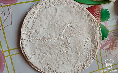 Намазать лаваш плавленым сыром. 