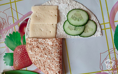 Затем сложить лаваш уголком. Первый шаг показан на фото.