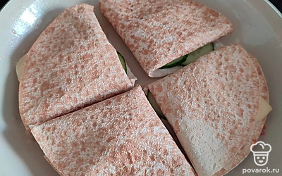 На разогретую сковороду влить немного растительного масла (можно и без него). Выложить треугольнички, накрыть крышкой и оставить на 3 минуты (на небольшом огне).