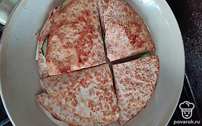 Перевернуть, снова накрыть крышкой и подождать еще 3 минуты.