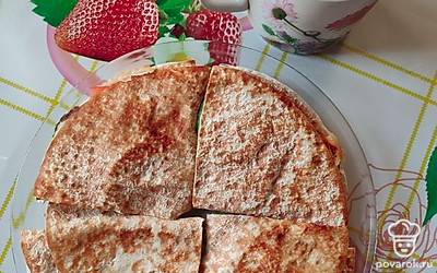 Конвертики получаются хрустящими снаружи и сочными внутри. Если хотите, чтобы лаваш снаружи был мягче, во время готовки добавьте немного воды в сковороду. Я приготовила сразу 4 порции для всей семьи. Подавала на завтрак детям с чаем. Себе приготовила кофе.