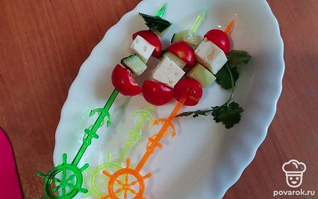 Праздничные канапе с фетой — Рецепт с фото