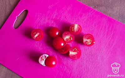 Разрежьте помидоры пополам.