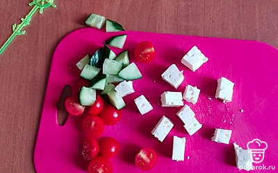 Нарежьте сыр небольшими кубиками.