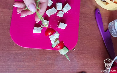 На шпажку поочередно насадите огурец, помидор и сыр.