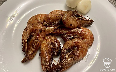 Подаем креветки в красивой емкости, добавляем любимый соус и наслаждаемся вкусом. Приятного аппетита!