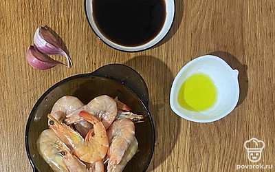 Подготовим все ингредиенты. Креветки предварительно размораживаем и промываем в воде.