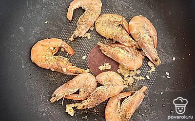 Солим, перчим, перемешиваем и жарим еще 2 минуты.