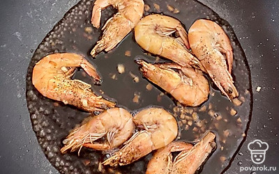 Вливаем к креветкам соевый соус, добавляем огонь и жарим 5 минут на сильном огне, постоянно помешивая, пока соус не выпарится. Готово!