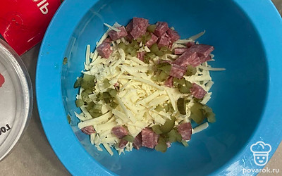 Смешайте все ингредиенты в миске, добавьте сметану и майонез. Хорошо перемешайте.