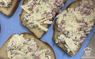 Нарежьте хлеб ломтиками и порционно нанесите сверху полученную ранее смесь.