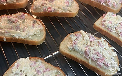 Поставьте в разогретую до 180 градусов духовку на 10 минут, пока гренки не покроются корочкой.