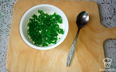 В творожный сыр добавьте мелко накрошенную петрушку, хорошо перемешайте.