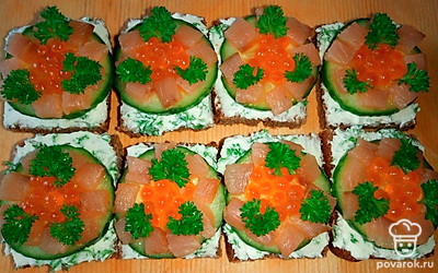 Украсьте канапе небольшими веточками петрушки.