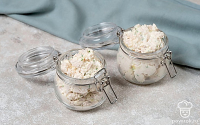 Добавьте куриную начинку в блины, пирожки или просто намажьте на ломтик хлеба.