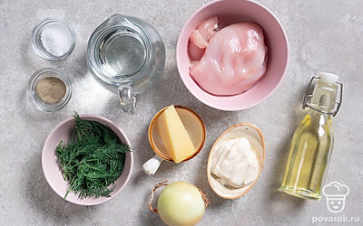 Тщательно помойте и вытрите куриное филе. При необходимости очистите его от пленки и жилок. Помойте и почистите лук. Ополосните укроп. Подготовьте терку, сковороду и кастрюлю.