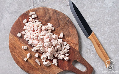 Нарежьте куриное филе мелкими кубиками.