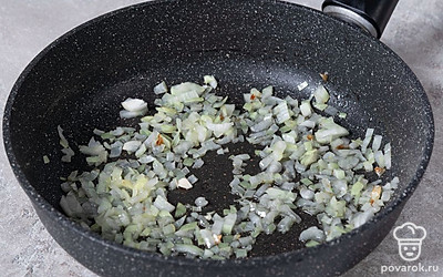 Разогрейте масло в сковороде. Нарежьте лук мелкими кубиками, а затем обжарьте его в течение 3-5 минут, периодически помешивая.