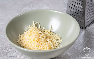 Измельчите сыр на крупной или средней терке по своему желанию.