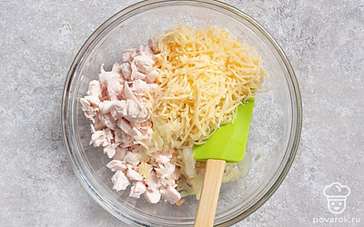 Переложите нарезанное филе в миску. Добавьте сыр и обжаренный лук. Перемешайте все ингредиенты.