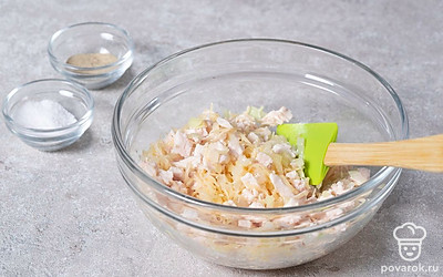 Посолите и поперчите ингредиенты по вкусу, а затем снова перемешайте массу. 