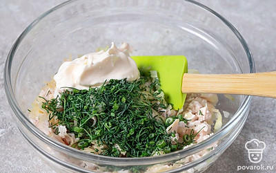 Измельчите и добавьте в начинку укроп. Заправьте ингредиенты майонезом. Тщательно перемешайте.