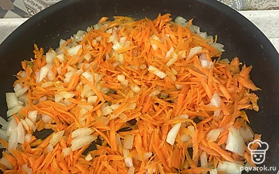 Морковь с луком мелко нарезать, обжарить на сковороде до золотистого цвета.