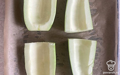 Кабачок почистить. Разрезать пополам, выложить в форму для запекания.