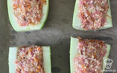 Смешать фарш, рис, обжаренные овощи, соль, специи, нафаршировать кабачки.